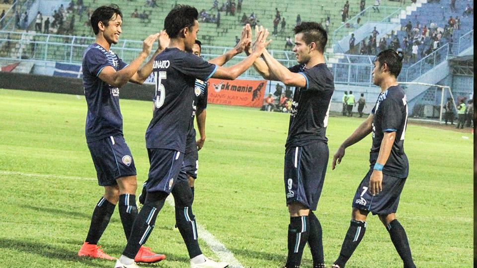 Gustavo%20Giron%20sedang%20merayakan%20gol%20bersama%20pemain%20Arema.